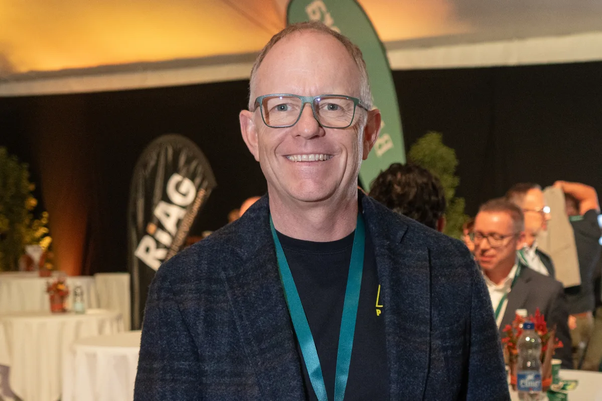 Michel Bronner, A Plus Reinigungen AG, Hinwil. Ein Mann mit Brille und dunkelblau kariertem Sakko.
